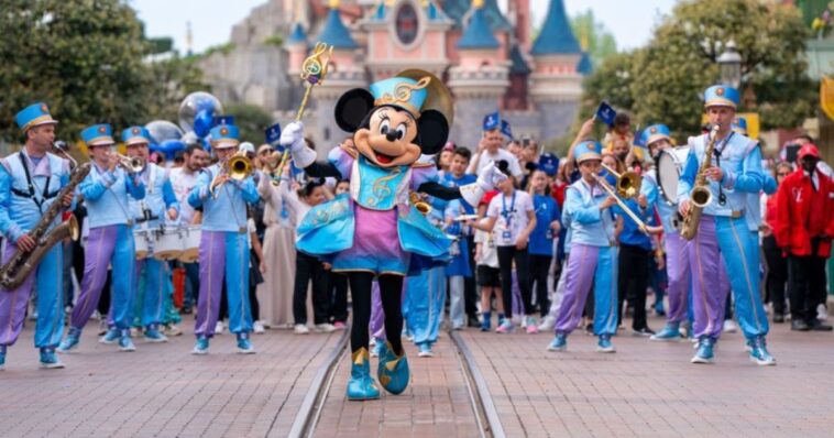 Realizan boda falsa en Disneyland París con menor involucrada