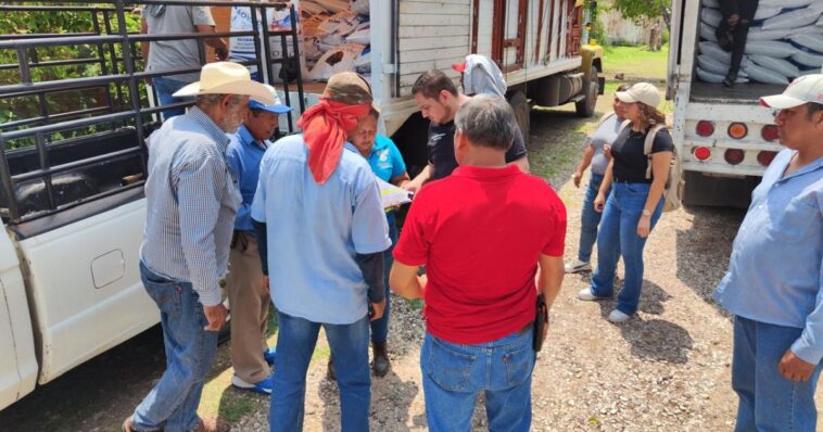 Realizan entrega de alimento pecuario a ganaderos de Cuautla
