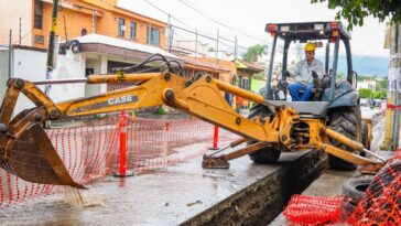 Alcalde JLUS supervisa obra en colonia Flores Magón