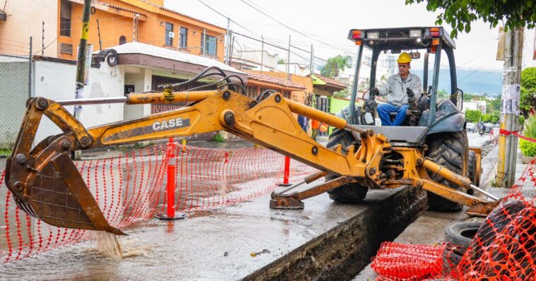 Alcalde JLUS supervisa obra en colonia Flores Magón