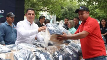 Alcalde de Jiutepec entrega uniformes al personal del Sistema de Agua Potable