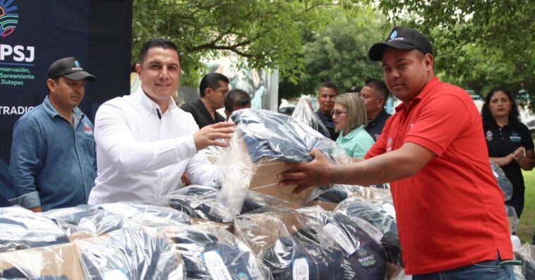 Alcalde de Jiutepec entrega uniformes al personal del Sistema de Agua Potable