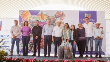 Cuernavaca entrega insumos a 231 productores ornamentales