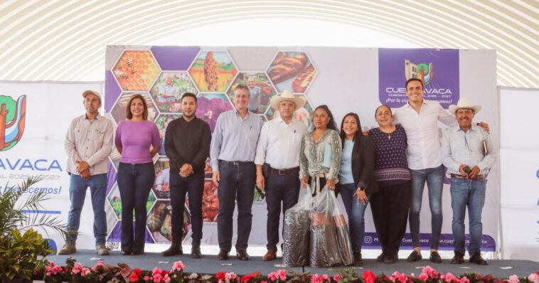 Cuernavaca entrega insumos a 231 productores ornamentales