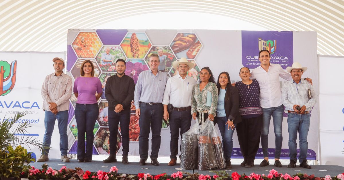 Cuernavaca entrega insumos a 231 productores ornamentales