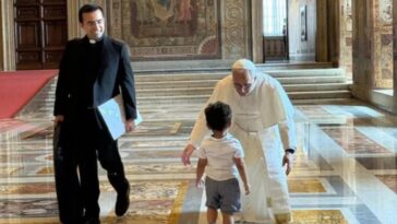 Menor irrumpe en audiencia privada del Papa León XIV para abrazarlo