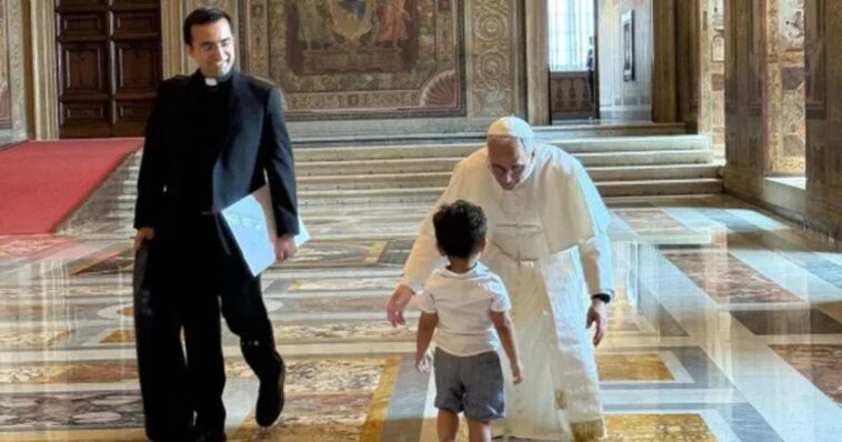 Menor irrumpe en audiencia privada del Papa León XIV para abrazarlo