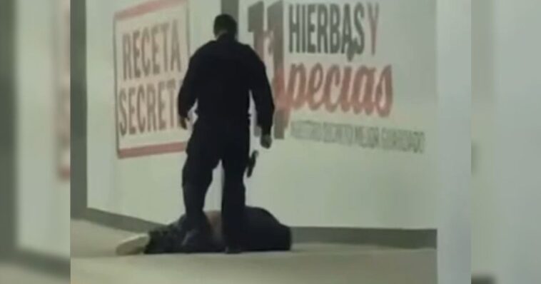 Policía es captado pateando a persona en situación de calle