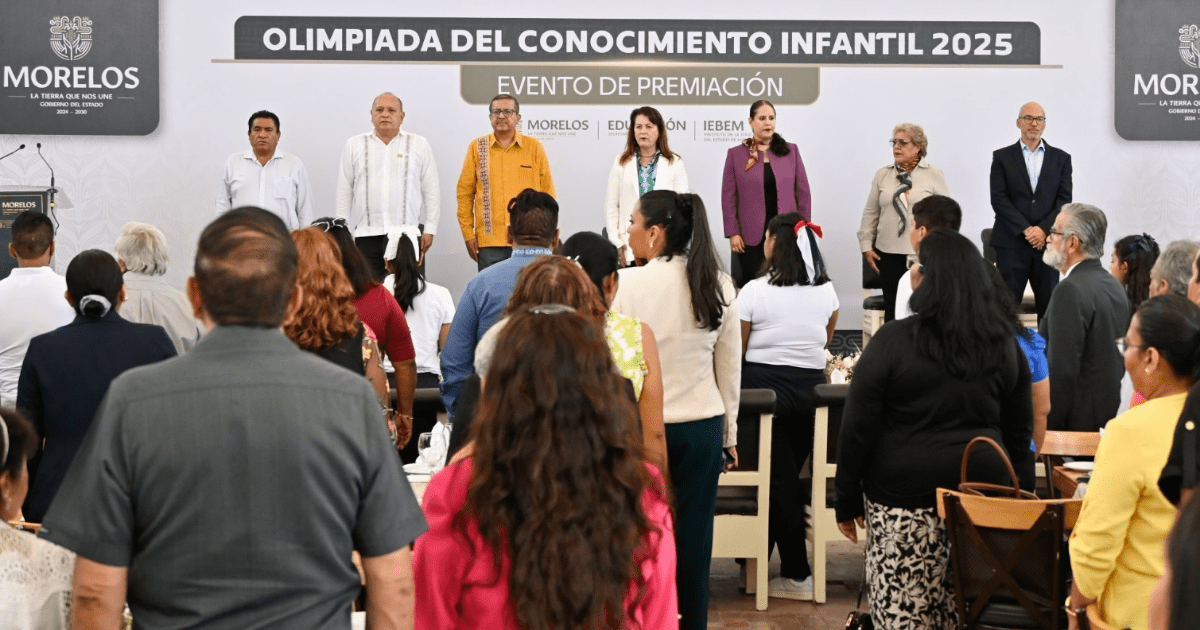 Estudiantes brillantes son premiados con Becas