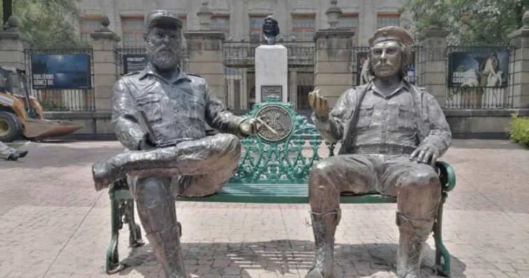 Retiran las estatuas del Che Guevara y Fidel Castro en CDMX