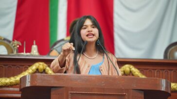 Joven galardonada regaña a diputados en Congreso