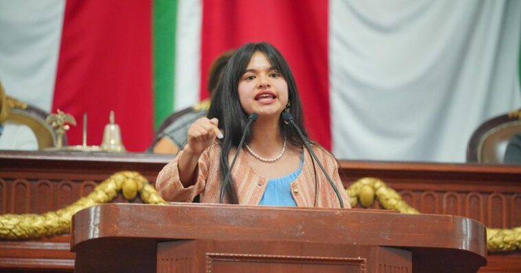Joven galardonada regaña a diputados en Congreso