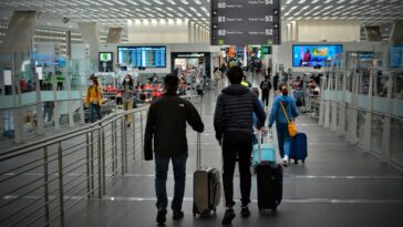 Padres dejan a su hijo en aeropuerto y se van de vacaciones