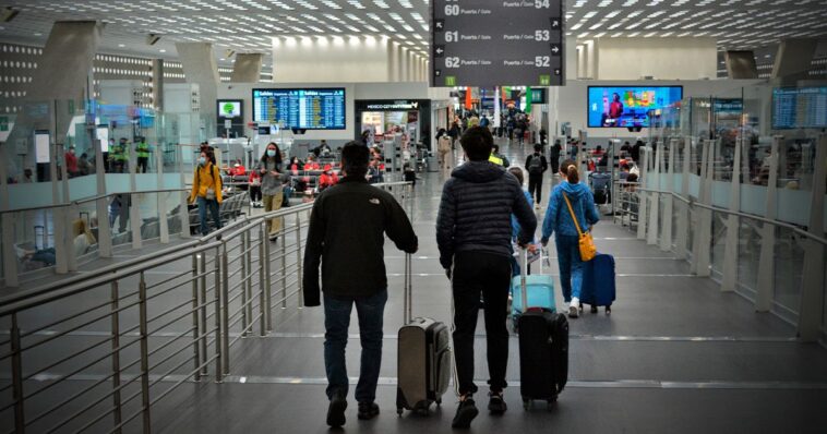 Padres dejan a su hijo en aeropuerto y se van de vacaciones