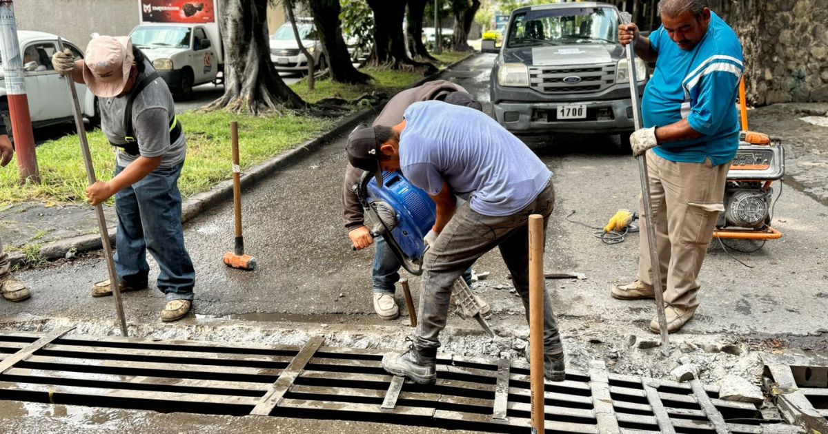 Sustituyen rejilla pluvial en Acapatzingo