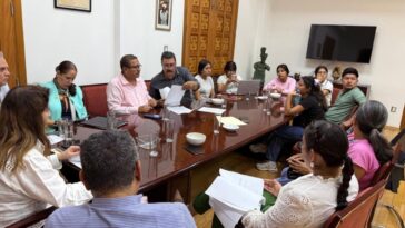Gobernadora de Morelos recibe a estudiantes de Amilcingo