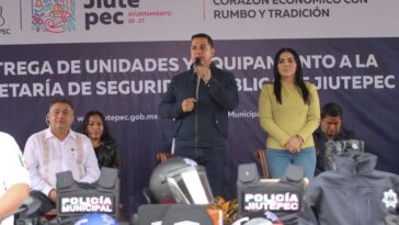 Alcalde de Jiutepec realiza entrega de equipamiento a seguridad pública