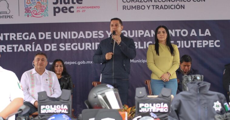 Alcalde de Jiutepec realiza entrega de equipamiento a seguridad pública