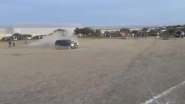 Camioneta arrolla a dos personas en campo de Fútbol