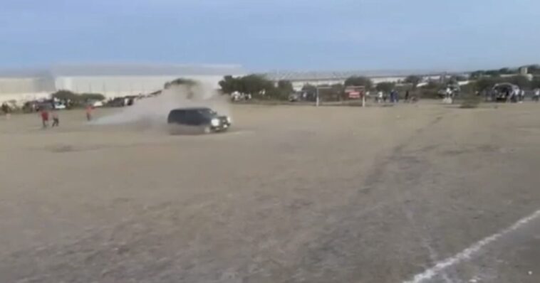 Camioneta arrolla a dos personas en campo de Fútbol