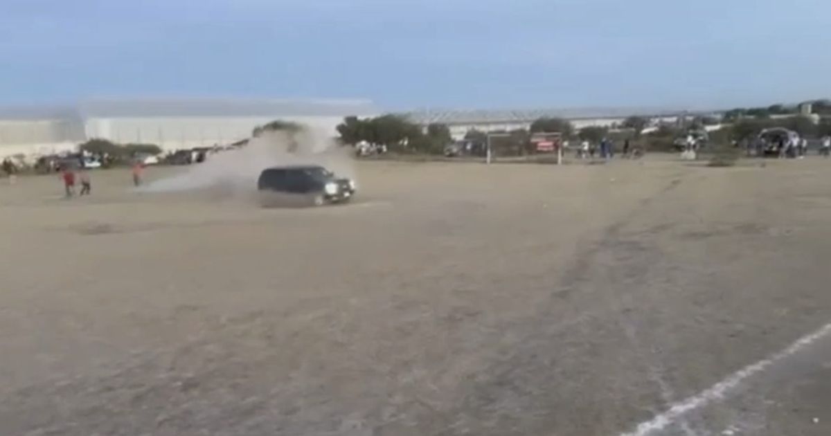 Camioneta arrolla a dos personas en campo de Fútbol