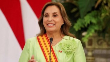 Congreso peruano destituye a la presidenta del país