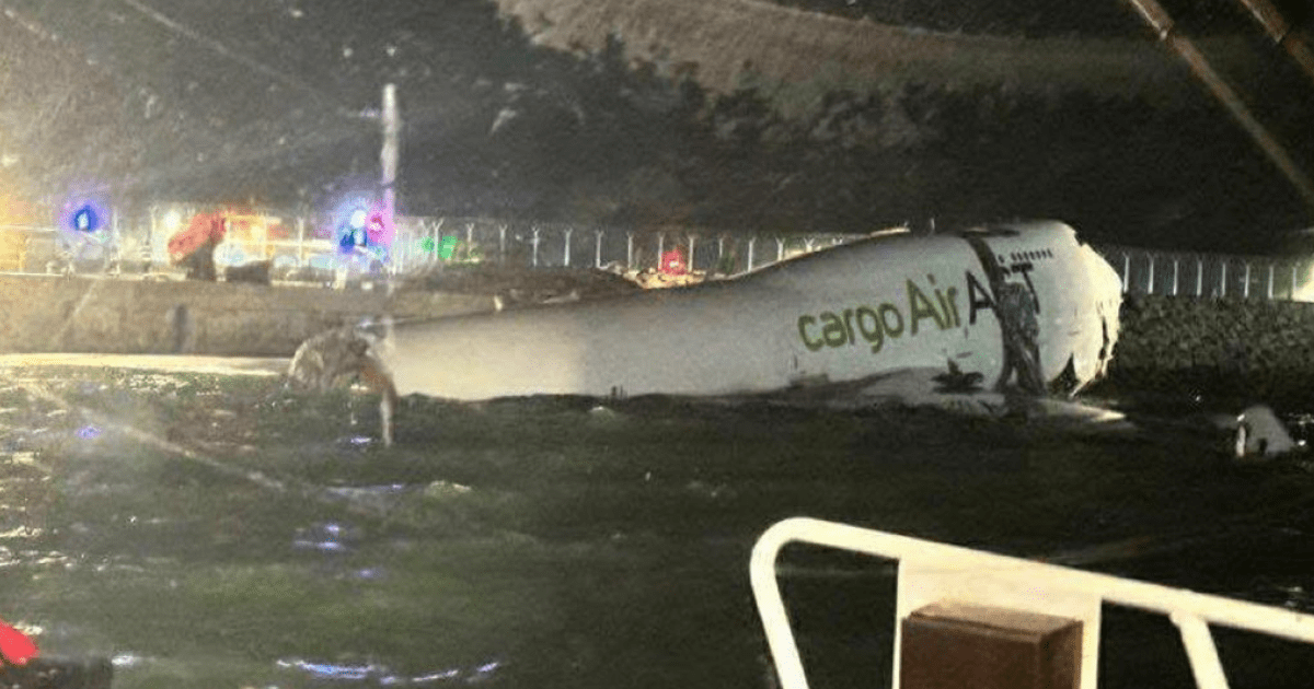 Avión cae al mar en Hong Kong