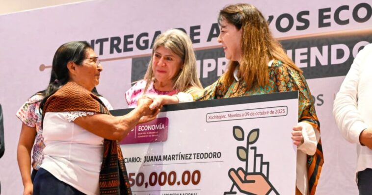 Gobernadora de Morelos otorga recursos a 570 personas emprendedoras