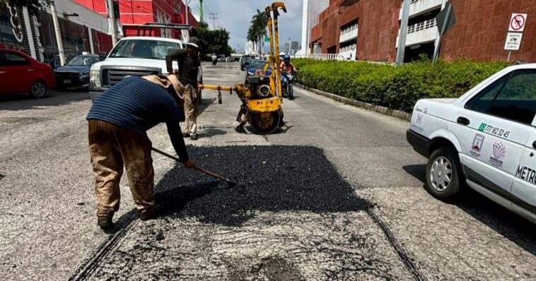 Trabajos de bacheo en Tulipan Hawaiano y Calle Sonora