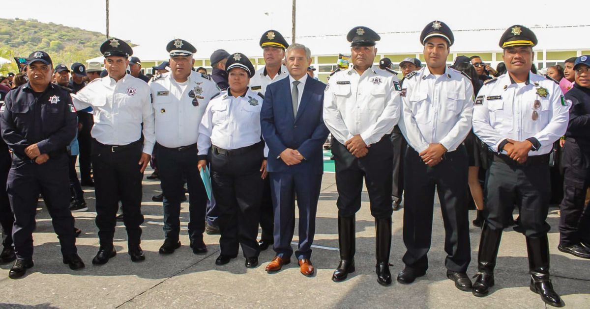 Alcalde de Cuernavaca participa en ceremonia de egreso de policías
