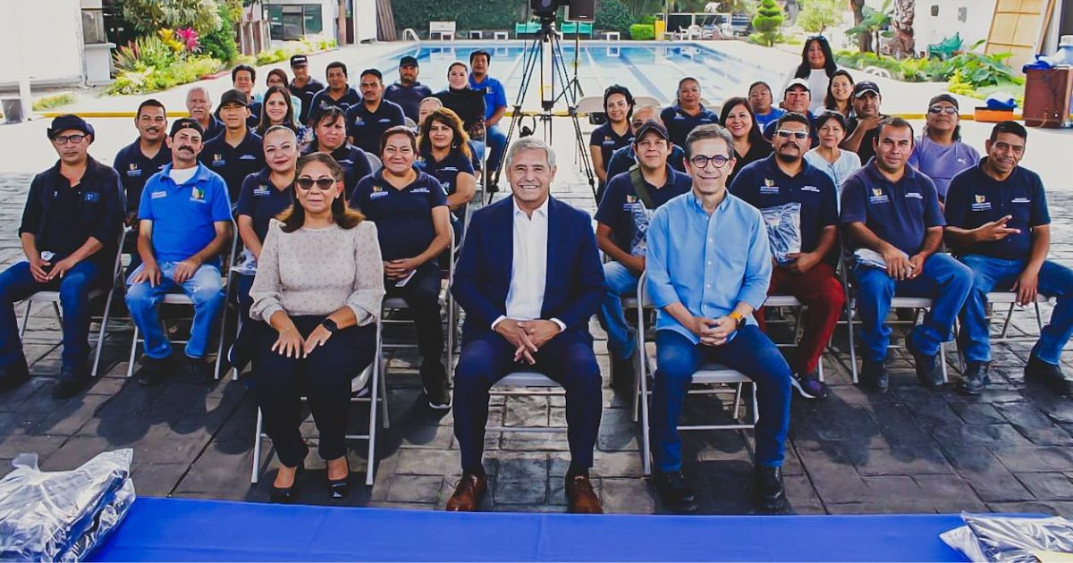 Cuernavaca entrega uniformes a personal operativo