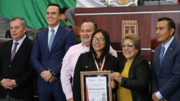 Galardonan a migrantes morelenses en Congreso Morelos
