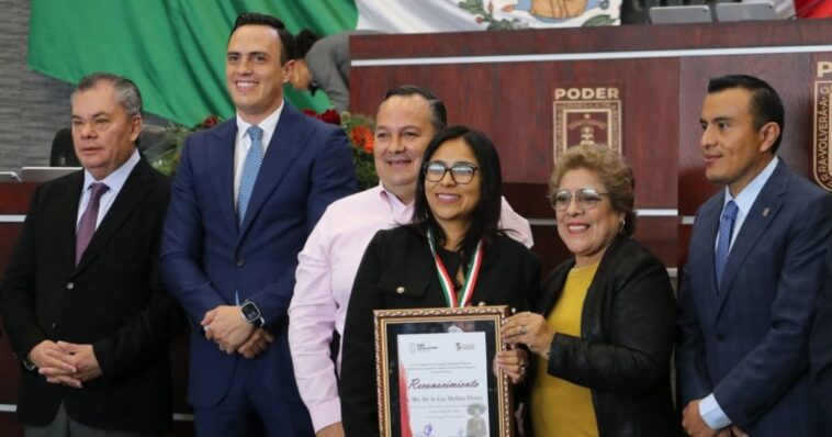 Galardonan a migrantes morelenses en Congreso Morelos