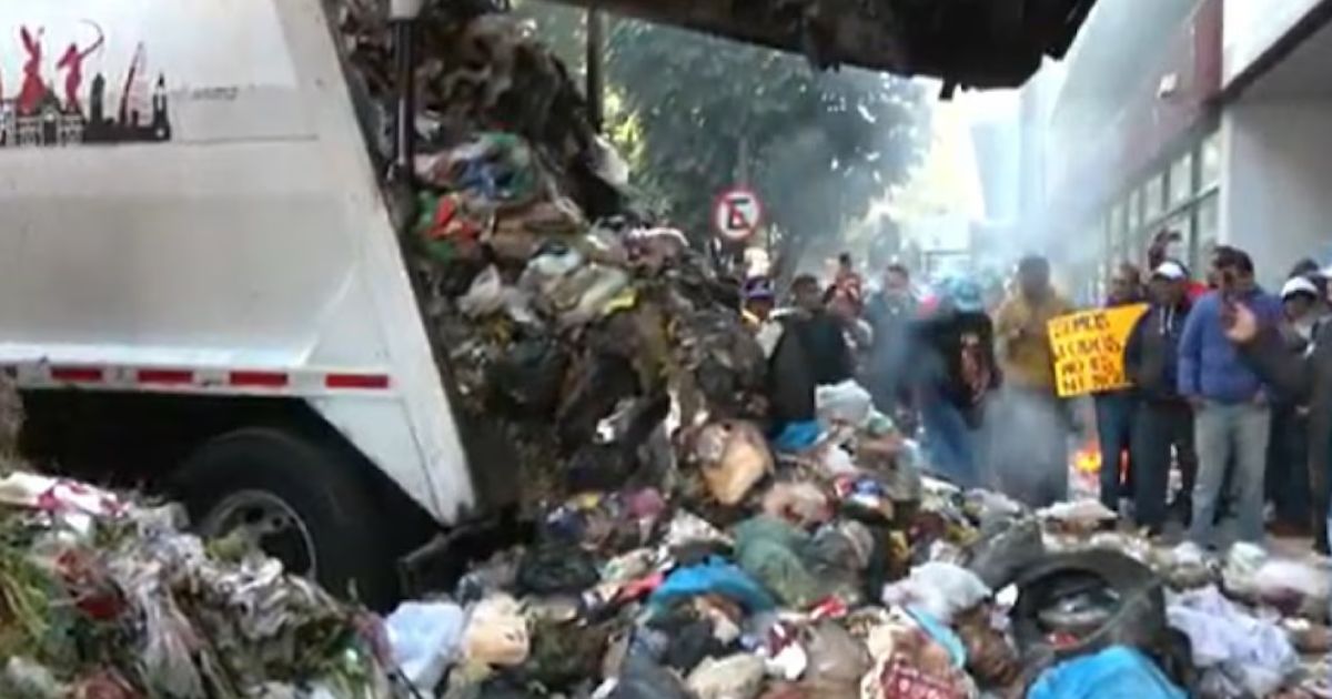 Personal de limpia de CDMX quema basura como protesta