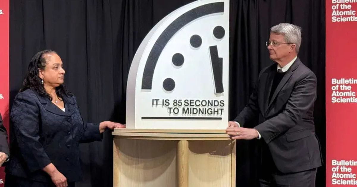 Adelantan 85 segundos al reloj del Fin del Mundo