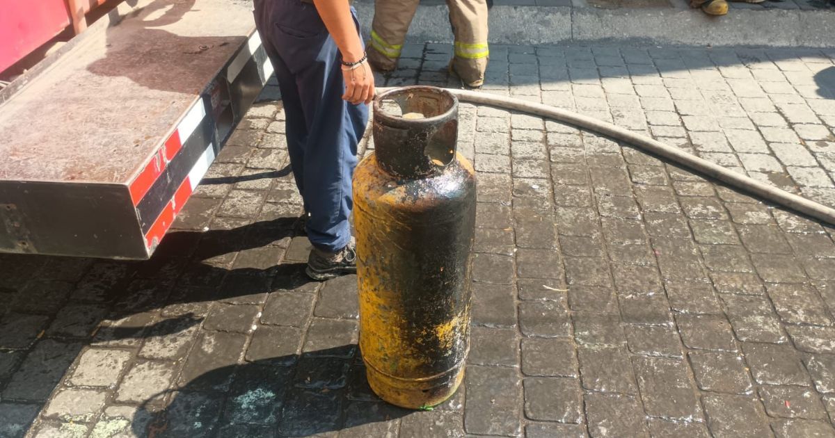 Atienden bomberos fuga de gas LP en negocio del Centro de Cuautla