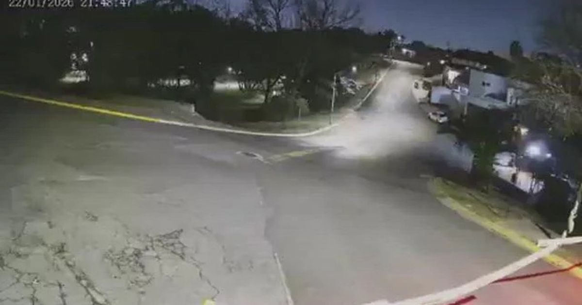 Captan momento en que una ciclista fallece al derrapar en bajada