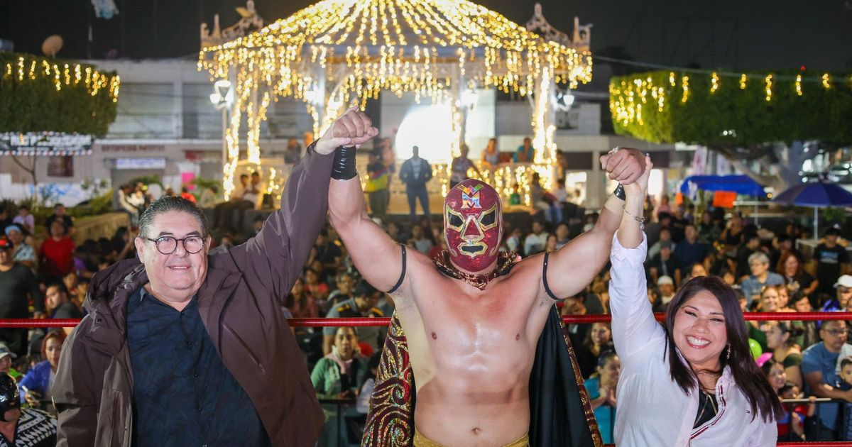 El Senador Víctor Mercado asiste a función de lucha libre en Tejalpa