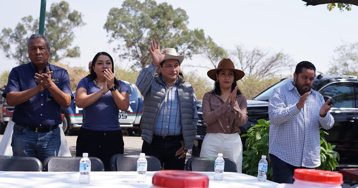 Alcalde de Cuautla entrega herramientas a productores de campo