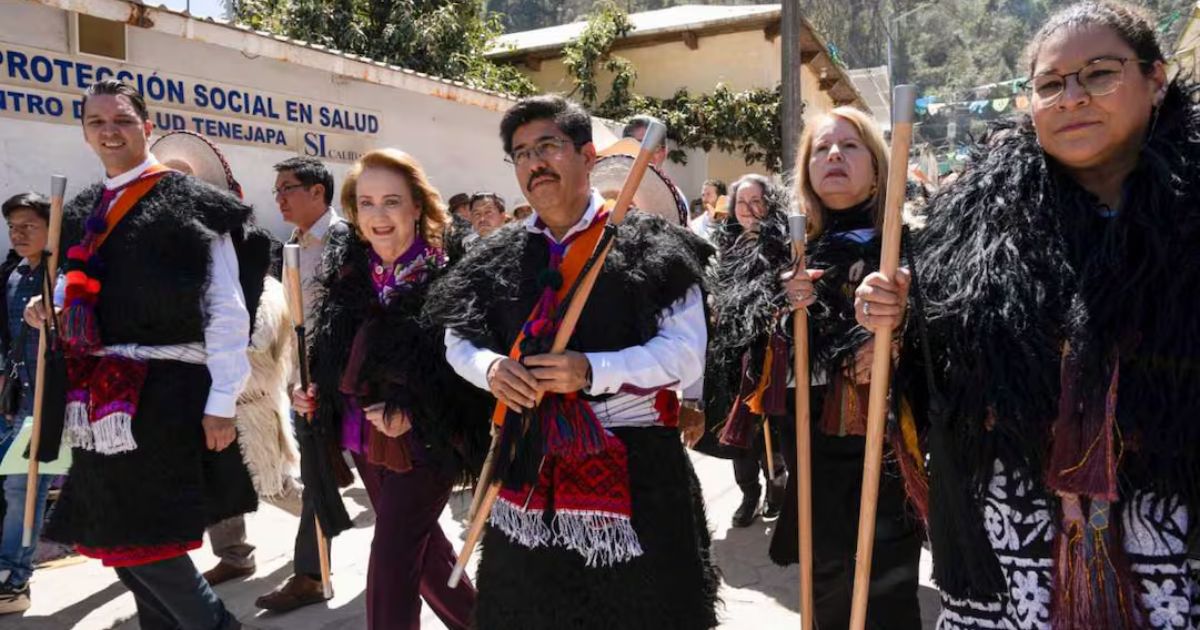 Ministros visten trajes típicos de Tenejapa en Chiapas