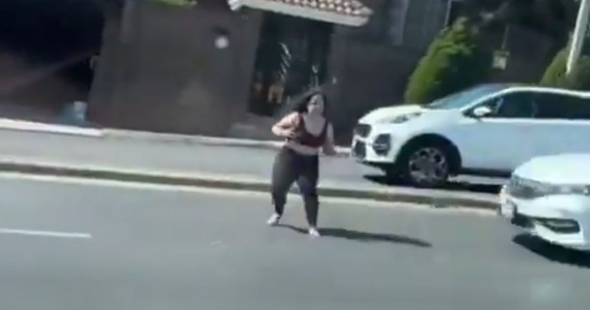 Mujer se lanza a automóvil y es atropellada en Monterrey