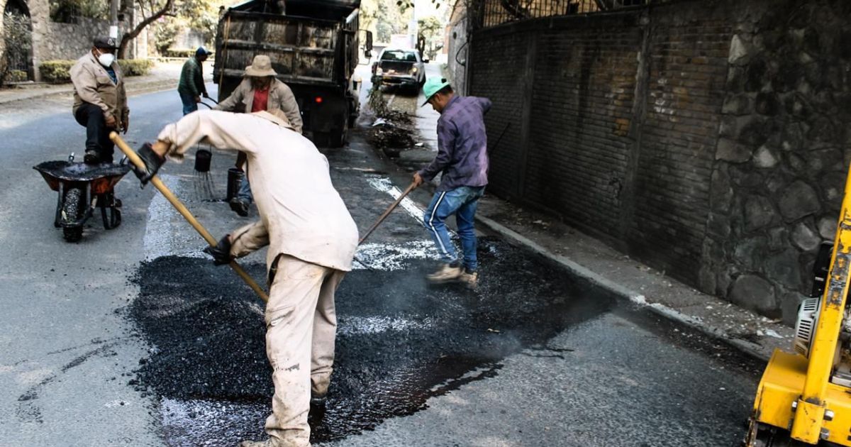Realizan trabajos de bacheo en la Calzada de los Reyes en Cuernavaca