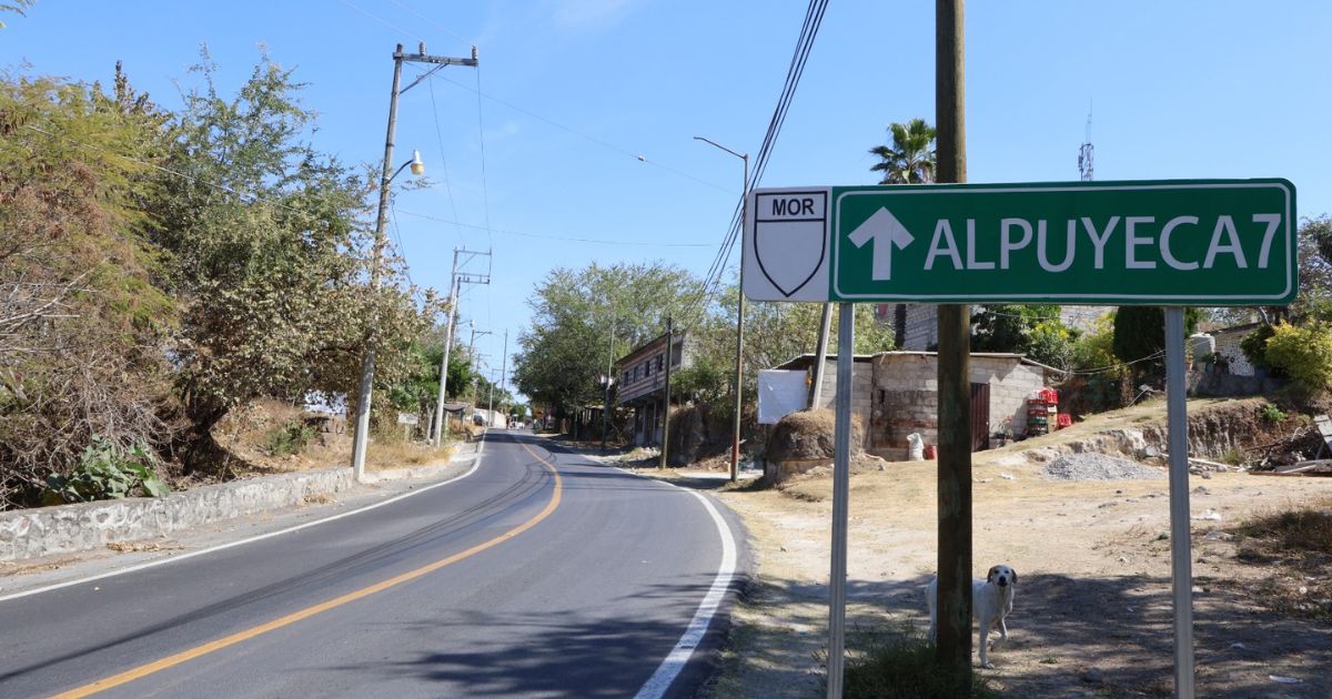 Rehabilitan carretera en Coatetelco