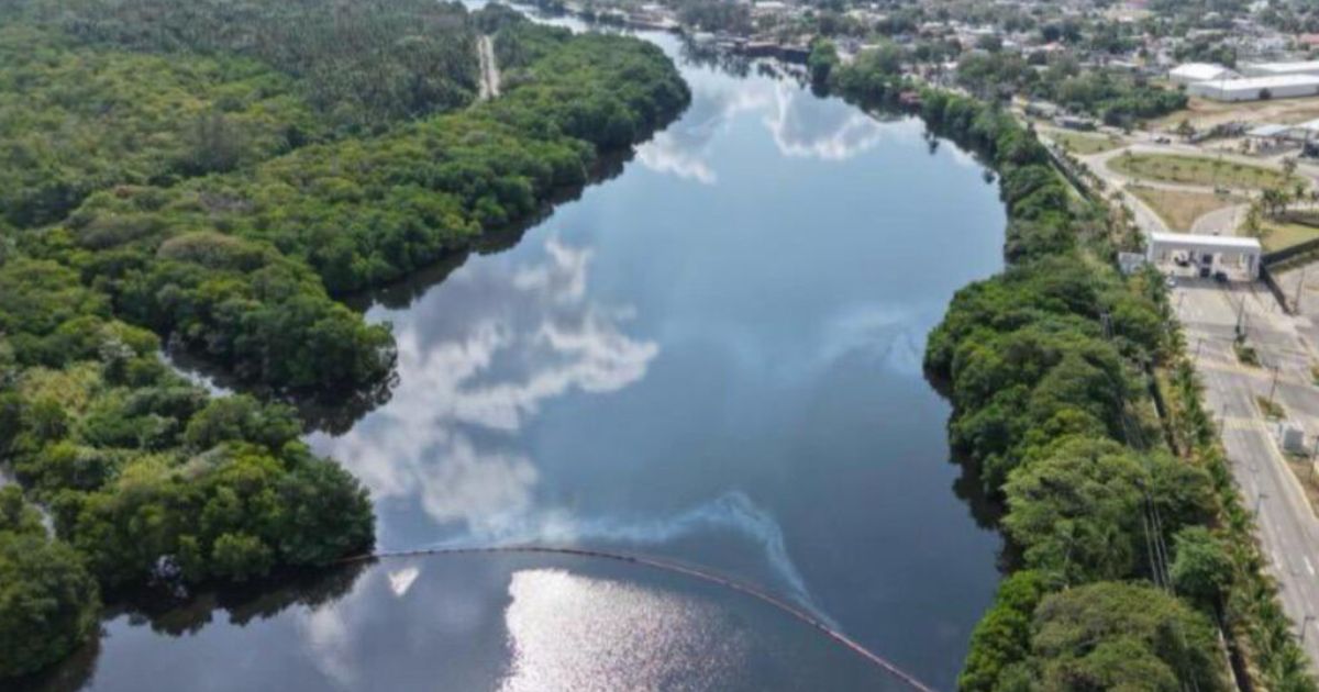 350 trabajadores de Pemex laboran en limpieza de Río Seco