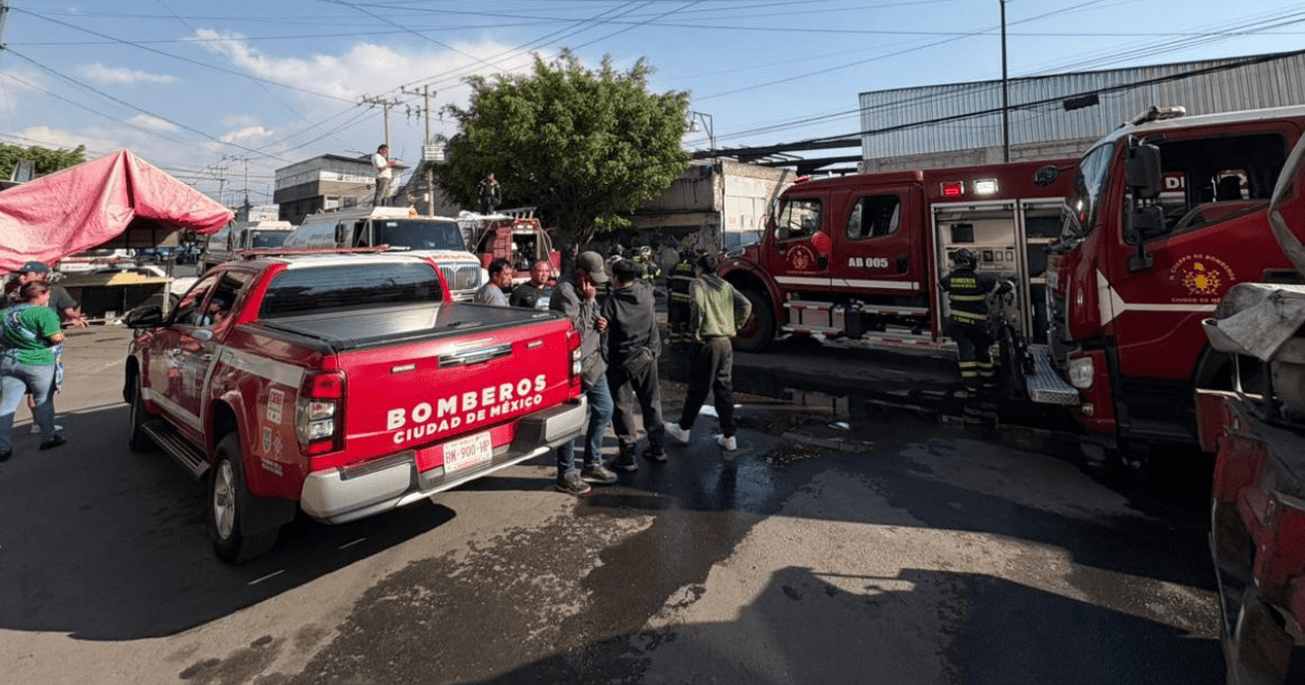 Reportan incendio en fábrica de Iztapalapa