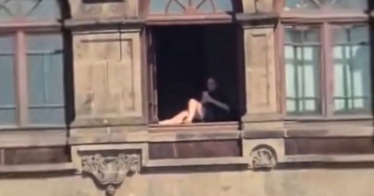 ¿Captan a mujer tomando el sol en el Palacio Nacional?