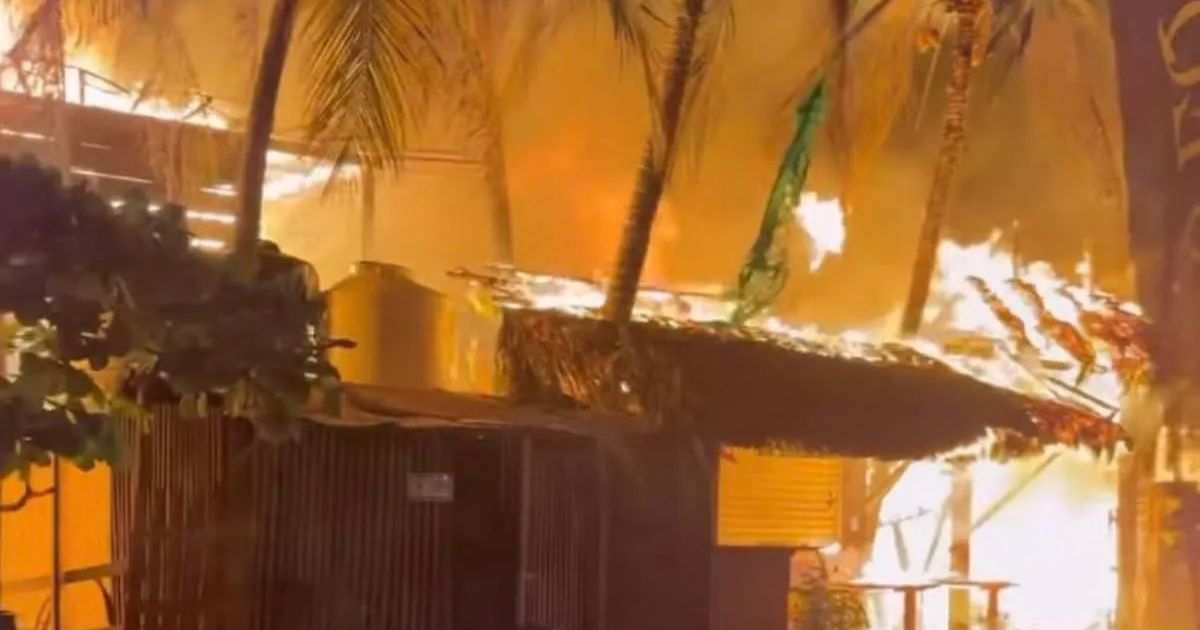 Incendio quema cabañas en Puerto Escondido