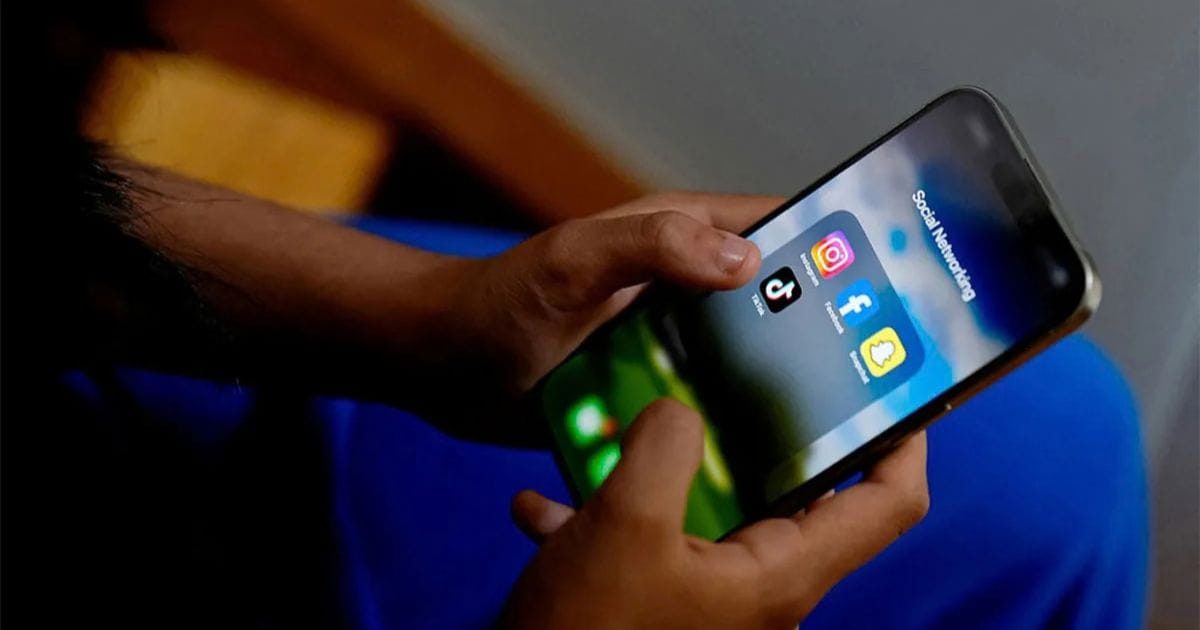 Indonesia restringe redes sociales a menores de edad