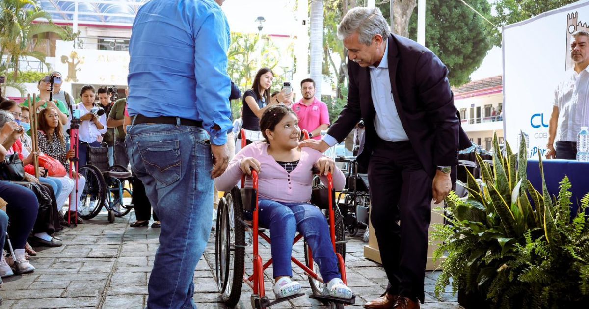 Entrega de lentes y auxiliares auditivos a adultos mayores en Cuernavaca, Morelos