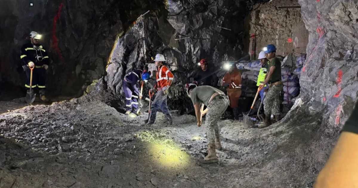 Rescatan con vida a segundo minero atrapado en Sinaloa